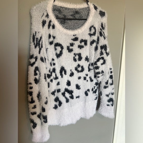 Leopard Print Fuzzy Sweater Size Small - Picture 2 of 5